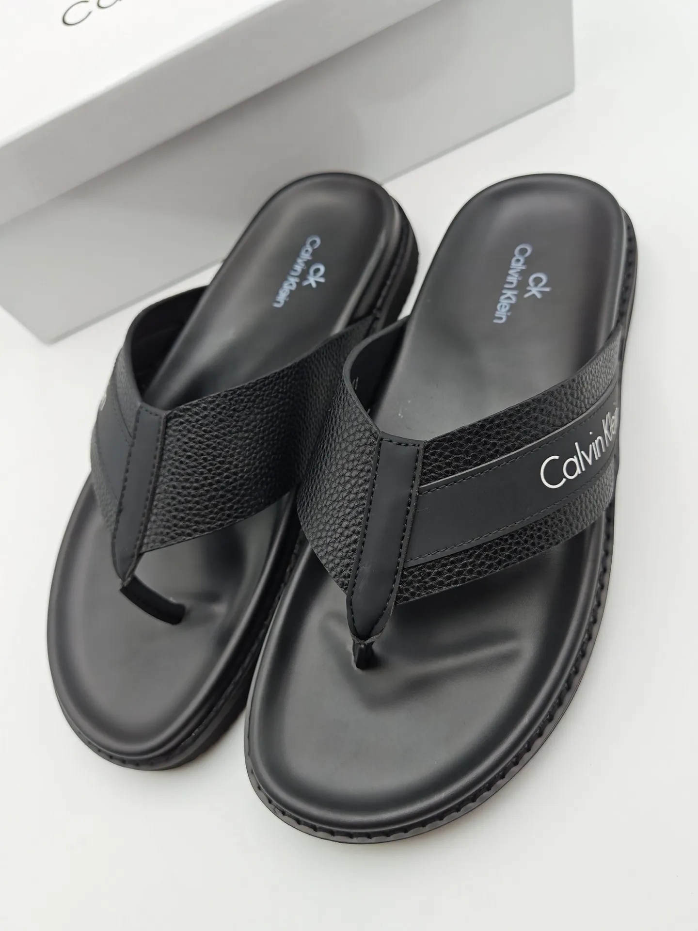 Men's shoes 💰300 Calvin Klein CK men's slippers, the upper of this slipper is made of imported cowhide, and the sole is also imported new EVA material. The foamed ultra-light outsole is more non-slip, three-dimensional and skin-friendly. Available from stock, long-term availability, Size: 38-46 yards.